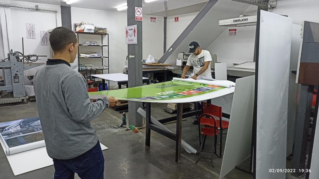 Producción de pendones en gran formato