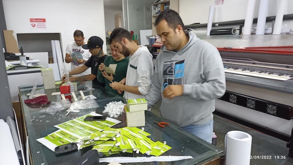 Equipo de Grafitel armando piezas impresas